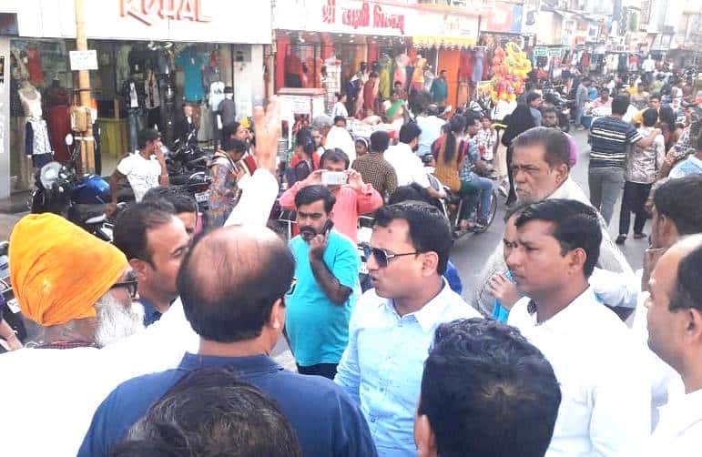 नगरसेवक शैलेश मोरे यांनी पिंपरी कॅम्प व परिसरातील अतिक्रमणाची केली पाहणी