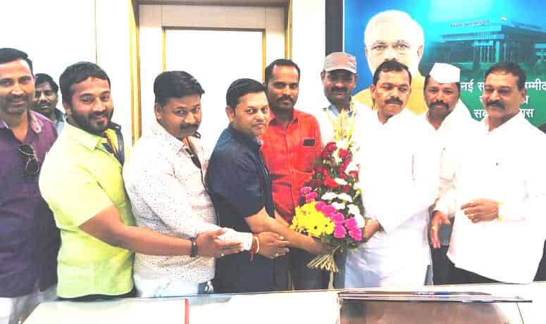 महापौर राहुल जाधव यांनी सोडविला फुल व्यापार्‍यांचा प्रश्न