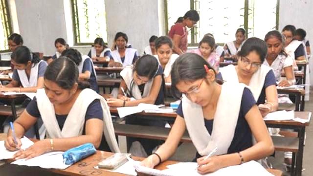 बारावीच्या परीक्षेस प्रारंभ; परीक्षा केंद्रांना आकस्मिक भेटी आणि परीक्षा केंद्रांचे चित्रीकरण करण्याच्या सूचना