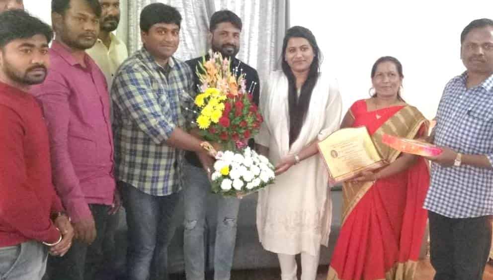 सावित्रीच्या लेकीचा युवक काँग्रेस कडून सत्कार