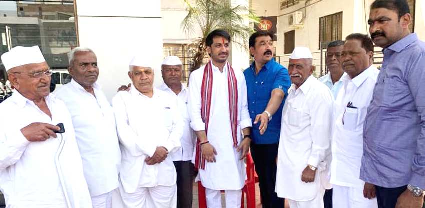 पार्थ यांचा जेष्ठ नागरिक संघाच्या वतीने सत्कार