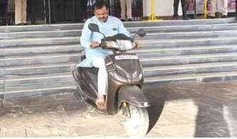 असे काय घडले की, महापौर राहुल जाधव परतले दुचाकीवरून...