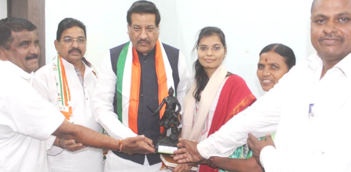 महिला दिनाचे औचित्य साधून प्रतिष्ठानच्या वतीने उप-जिल्हाअधिकारी स्वाती दाभाडे हीचा सन्मान