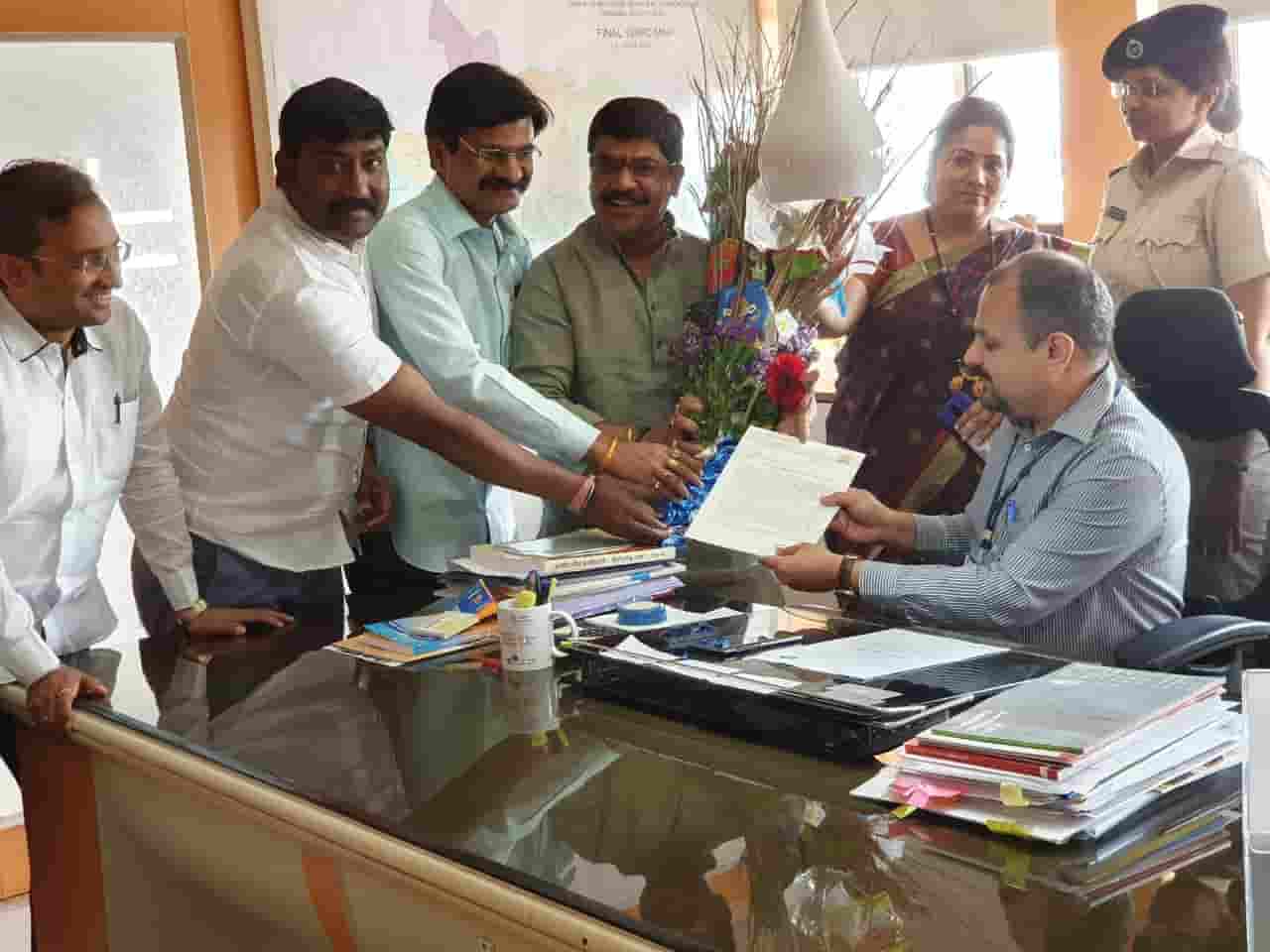 शहर स्वच्छतेच्या असमाधानकारक कामगिरीबद्दल आयुक्तांचा सत्कार 