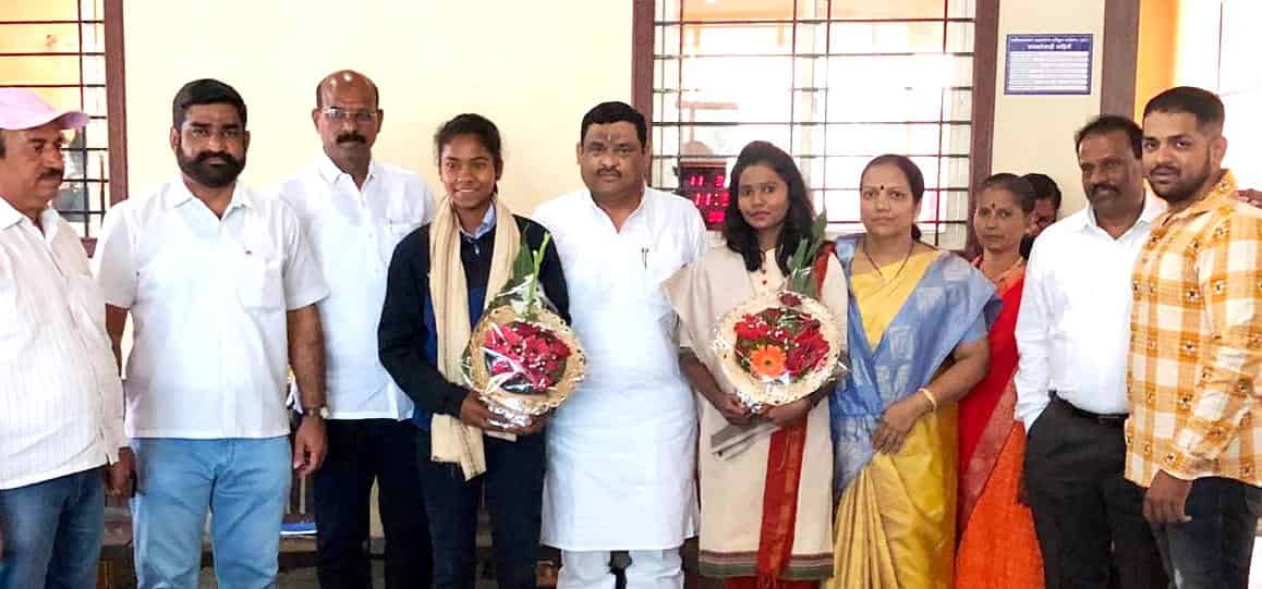 पीएसआय स्पर्धा परिक्षेत राज्यात ४२ वी आलेली कु. स्वाती धोंगडे हीचा सत्कार