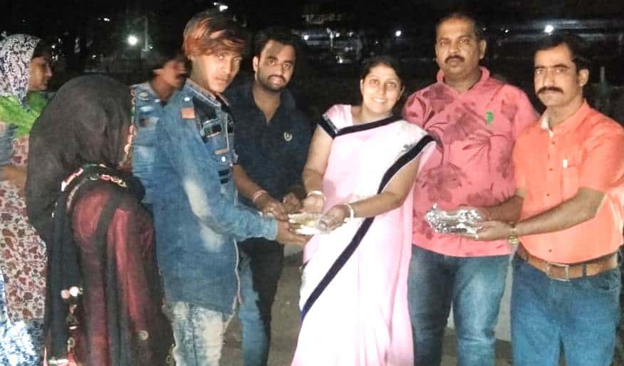 समाजातील गोरगरीब व वंचितांना त्यांनी दिला पुरण पोळींचा आस्वाद;  मधुकर बच्चे युवा मंचचा उपक्रम