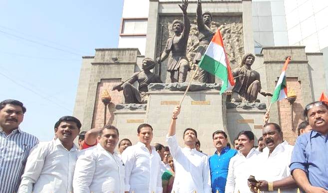 शहिद दिनानिमित्त क्रांतीवीर चापेकर बंधूच्या स्मारकास पार्थ पवारांची भेट