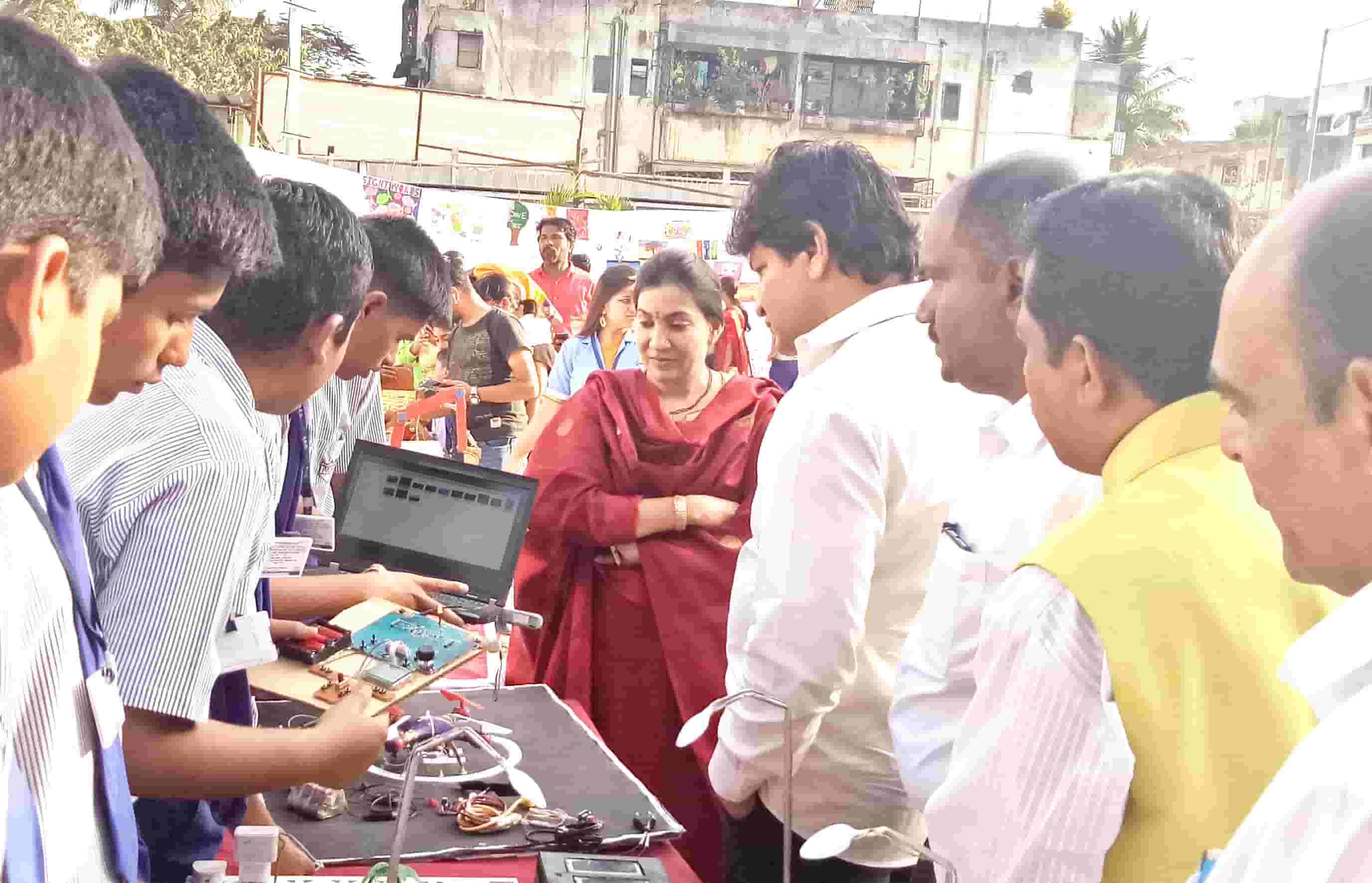 विज्ञान प्रदर्शनातून चिमुकल्या हातांनी साकारले विविध प्रयोग