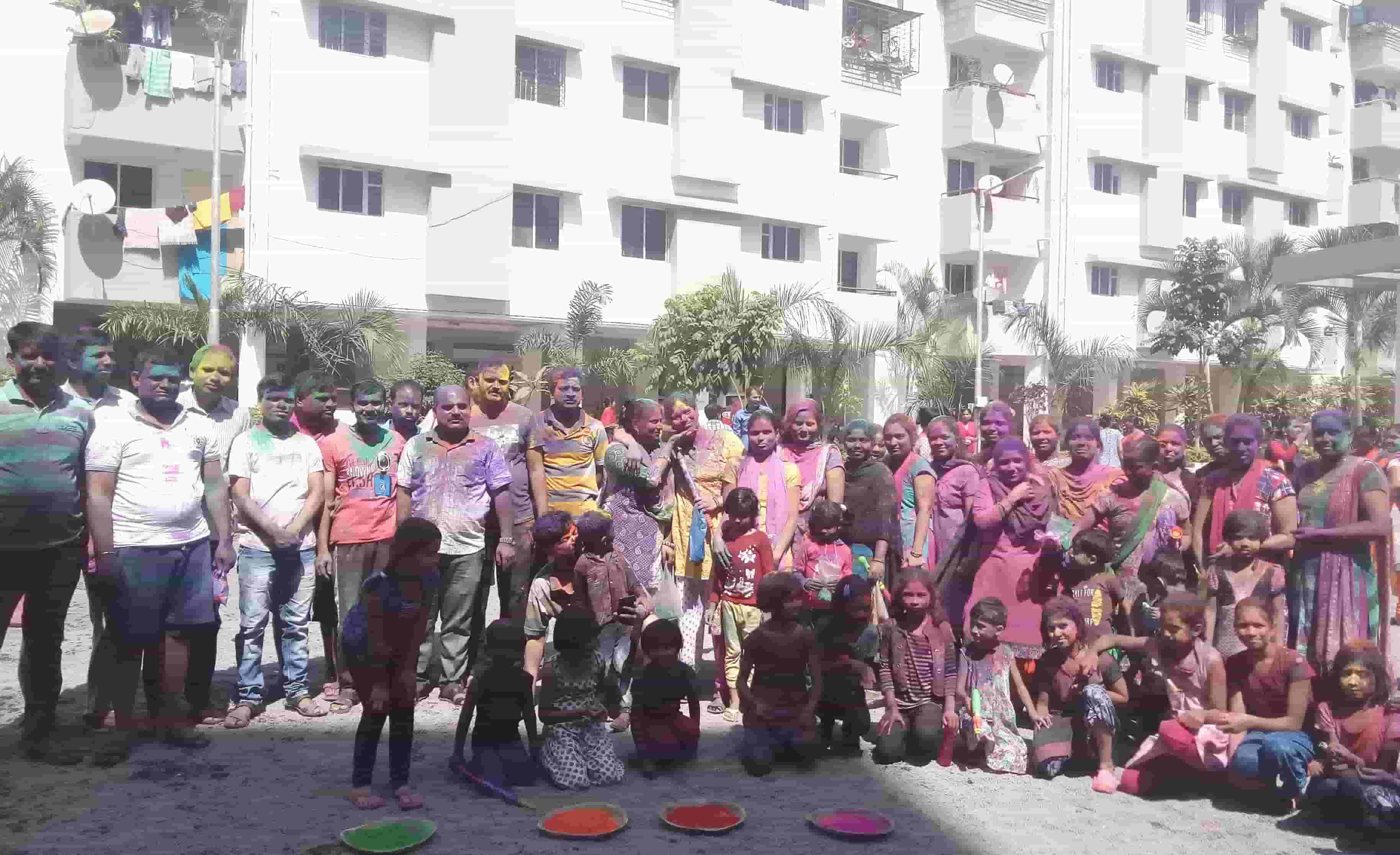 सोसायटीचा उपक्रम, पाणी टंचाईचे भान राखत कोरड्या रंगांनी केली धूलीवंदन साजरी