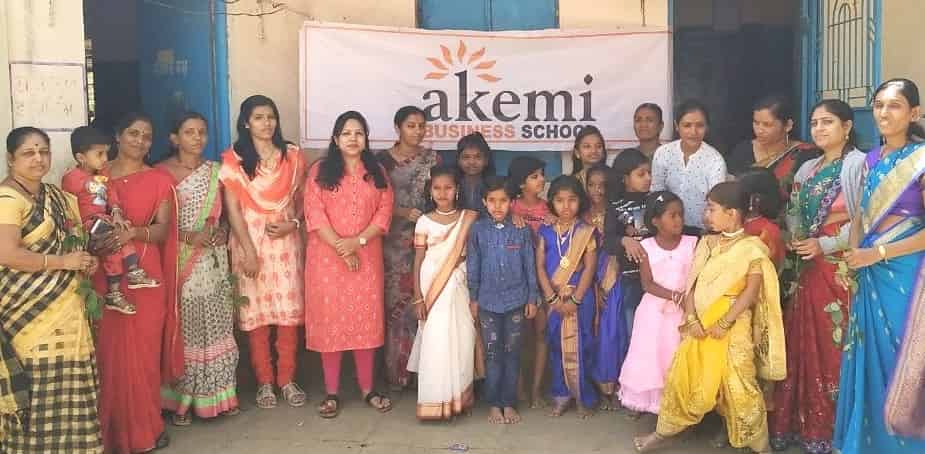 अकेमी बिझनेस स्कूलतर्फे जि.प. शाळेतील विद्यार्थीनींना मार्गदर्शन