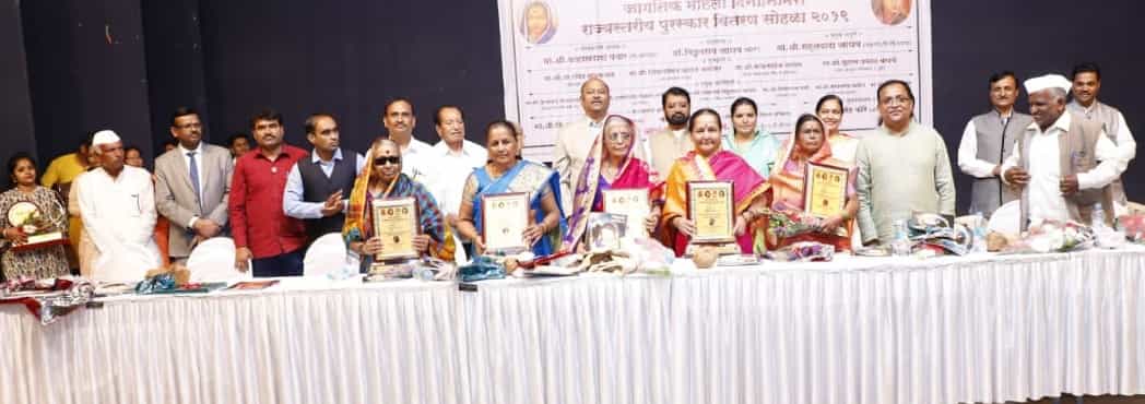 उल्लेखनीय कार्य करणाऱ्या महिलांचा 'आदर्श माता' व 'समाजभूषण' पुरस्काराने गौरव
