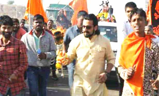 डॉ. अमोल कोल्हे यांची अशीही निष्ठा, शिवज्योत रॅलीत सहभागी होऊन महाराजांना केले नमन