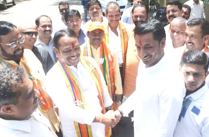 पार्थ पवार यांची खिलाडूवृत्ती;  महायुतीचे श्रीरंग बारणे यांच्याशी केले हस्तांदोलन