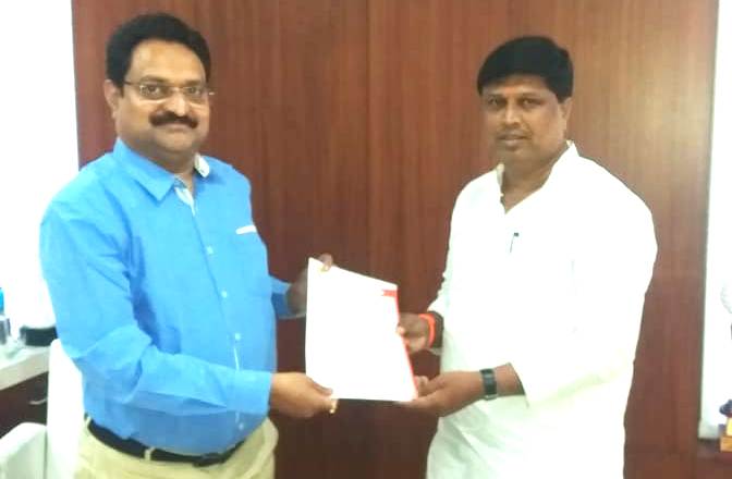 मीटर्सच्या तुटवड्या संदर्भात सदस्य संतोष सौंदणकर यांनी घेतली महावितरण प्रभारींची भेट