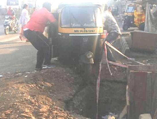 काळेवाडीत खड्यामुळे रिक्षाचालकाचा जीव जाता-जाता वाचला