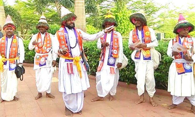 ‘उमेदवार एकच हिताचा-सर्वांच्या प्रगतीचा, श्रीरंग अप्पांना निवडूया-हक्क बजावू मताचा’; वासुदेवांचीही प्रचारात आघाडी