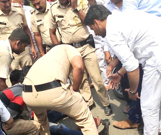 पार्थ पवार यांनी प्रचारा दरम्यान दाखविले माणुसकीचे दर्शन