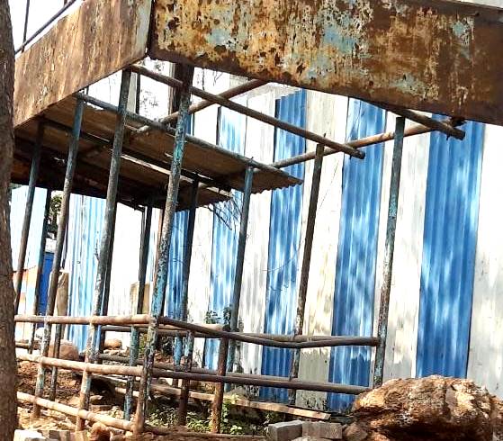 भोसरी औद्योगिक परिसरातील बसथांब्यांची ''रोगापेक्षा इलाज भयंकर'' अशी अवस्था