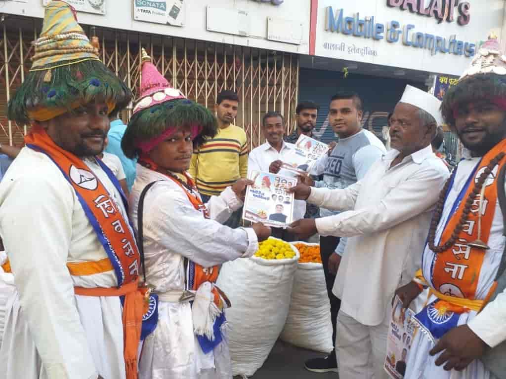खासदार श्रीरंग बारणे यांच्या प्रचारात वासुदेवाची रंगत