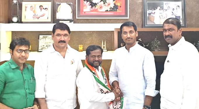 शिवसेनेचे विकास एकशिंगे यांनी शिवबंधन तोडून हाती बांधले घड्याळ