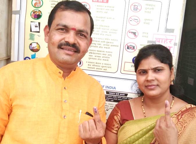 (क्षणचित्रे) मावळ व शिरूर मतदार संघात लोकप्रतिनिधी, जनप्रतिनिधी, सामाजिक कार्यकर्ते व वयोवृद्धानेही बजावला मतदानाचा हक्क