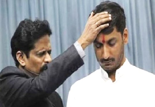 कार्यकर्त्यांच्या भावना, त्यांचा मान राखून दापोडीतील चर्चमध्ये गेलो - पार्थ पवार