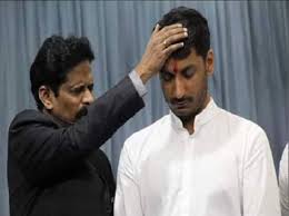 पार्थ पवार यांच्या ख्रिश्चन धर्मगुरू भेटीचे राजकारण;  नागरिकांमध्ये कुजबुज 