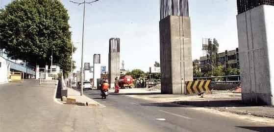 महापालिकेसमोरील रस्ता मोकळा, महामेट्रोने बॅरिकेड्स हटविले