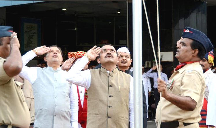 पिंपरी चिंचवड महापालिकेत महाराष्ट्र दिनानिमित्त महापौरांच्या हस्ते झाले ध्वजारोहण