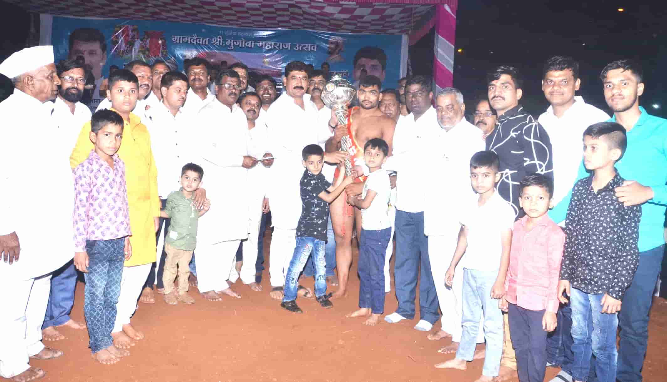 “मुंजोबा महाराज केसरी २०१९'' पै विष्णू खोसे तर, ''ओम साई किताब २०१९'' पै. ऋषिकेश बालवडकर ठरले कुस्ती स्पर्धेचे मानकरी