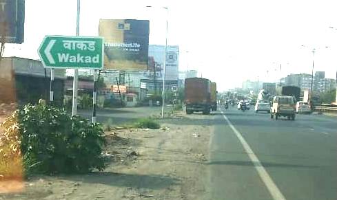 महामार्गावरील दिशादर्शक नामफलक दुरुस्त व योग्य ठिकाणी लावावेत - युवराज दाखले