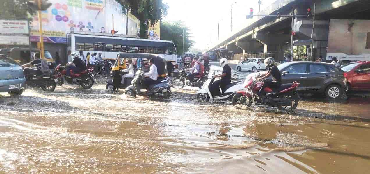 निगडी मध्ये पाईप लाईन फुटून लाखो लिटर पाण्याचा अपव्येय