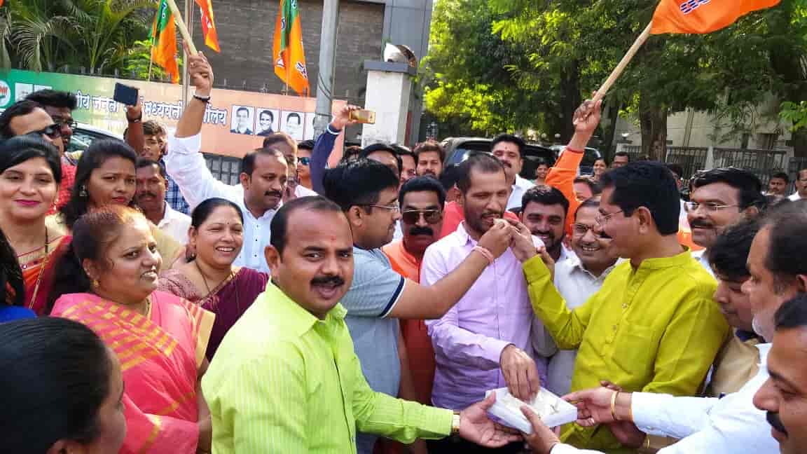 शहर भाजपचा विजयी जल्लोष; एकमेकांना पेढे भरवून केला आनंद साजर