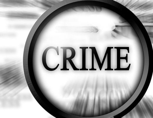 त्याने किरकोळ कारणावरून दुकानातील वस्तू मालकाला मारली फेकून