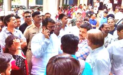 महापालिकेच्या दुट्टपी भूमिकेविरोधात अजमेरा कॉलनी व परिसरातील सोसायट्यांचा महापालिकेवर मोर्चा