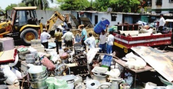 महापालिकेच्या अतिक्रमण विभागाने दापोडीत धडक मोहीम राबवत ३२ पत्राशेड हटवले