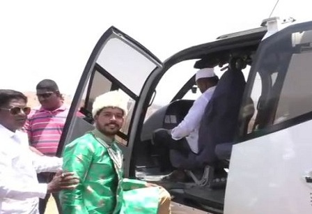 मावळातील नवरदेवाचा असाही थाट; चक्क हेलिकॉप्टरने गाठले विवाहस्थळ