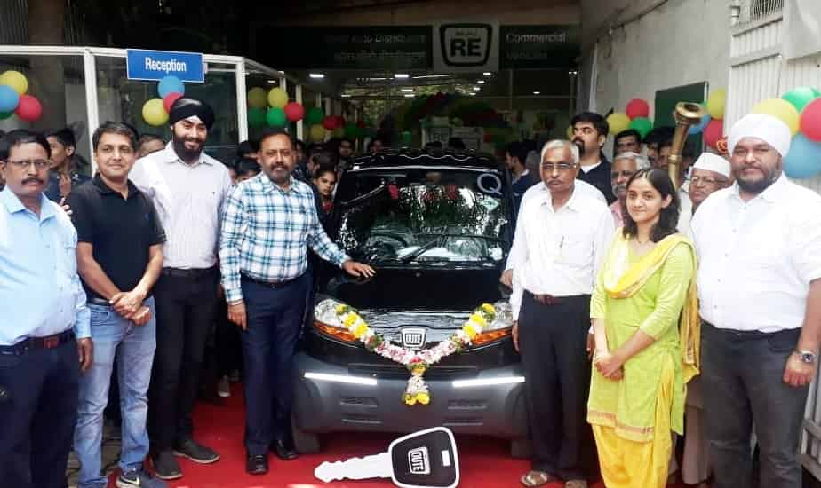 बजाजच्या  भारतातील पहिल्या QUTE QUADRICYCLE  वाहनाची पुण्यातील व्होरा ऑटो शोरूममधून डिलिव्हरी