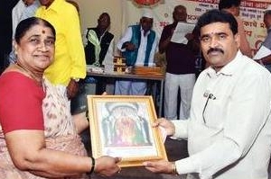 अरूण पवार यांच्यातर्फे १०० सभासदांना तुळजाभवानी मातेचा फोटो भेट