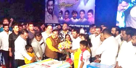 माजी नगरसेवक शेखर ओव्हाळ यांनी दुष्काळग्रस्तांना मदतीचा हात देत, वाढदिवस केला साजरा