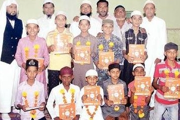 रमजाननिमित्त रोजा पकडणाऱ्या लहानग्यांचा मशिदीच्या वतीने सत्कार