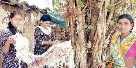 त्यांनी केले वडांच्या झाडांना दोरमुक्त ........