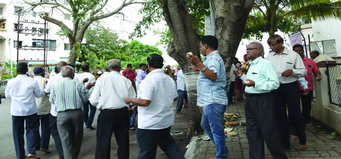 बदलता ट्रेंड; वटपौर्णिमेदिवशी जन्मोजन्मी हीच पत्नी मिळावी यासाठी, पुरुषांच्याही फेऱ्या!