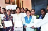 फॅशन डिझायनिंग प्रशिक्षण पूर्ण केलेल्या महिलांना प्रमाणपत्राचे वाटप