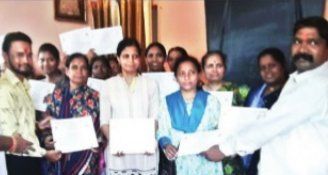 फॅशन डिझायनिंग प्रशिक्षण पूर्ण केलेल्या महिलांना प्रमाणपत्राचे वाटप