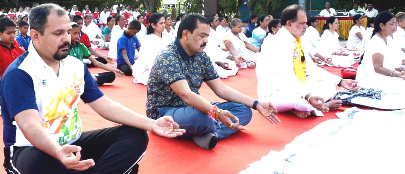 महापालिका आयुक्त, महापौर व सभापती ध्यानधारणेत मग्न