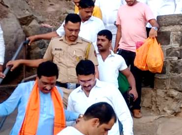 एकविरा आईचा कृपाप्रसाद इरफान सय्यद यांनाच? कार्ला गडावर ठाकरे दांपत्याच्या भेटीदरम्यान कुजबुज