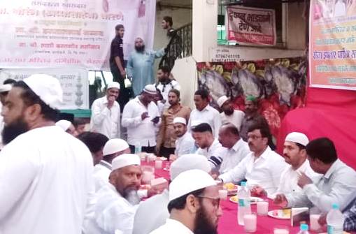 या व्यासपीठावर...... धर्मांध शक्तींना आजिबात थारा नाही - कामगार नेते इरफान सय्यद