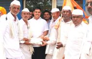 आमदार श्री पै महेशदादा लांडगे युवा मंच कुदळवाडी-चिखलीच्या वतीने वारकऱ्यांना फराळाचे वाटप