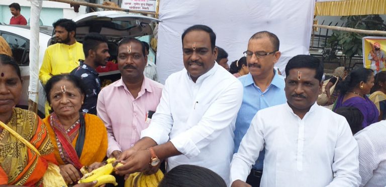 शहर काँग्रेसच्या वतीने पालखी सोहळ्यात फळे वाटप